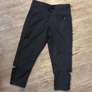 Athletic leggings with criss cross detail